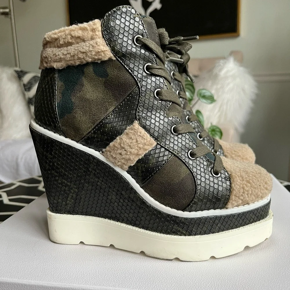 JESSICA SIMPSON Women's Meliney Cozy Lug Sole Wedge Sneaker Booties